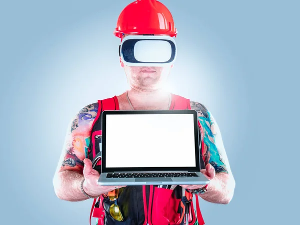 Construtor ou engenheiro desfrutando de realidade virtual através de óculos VR . — Fotografia de Stock