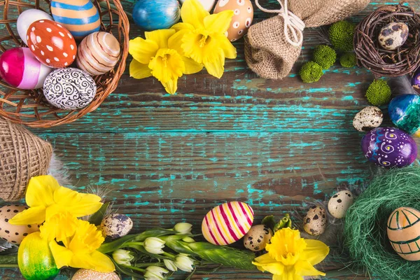 Easter eggs in nest on rustic wooden planks. Easter concept. Flat lay. — Stock Photo, Image