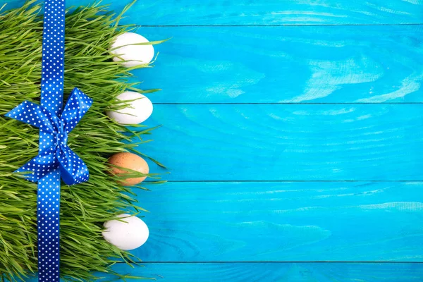 Wielkanocne jaja w gnieździe na rustykalne drewniane deski. Koncepcja Wielkanoc. Leżał z płaskim. — Zdjęcie stockowe