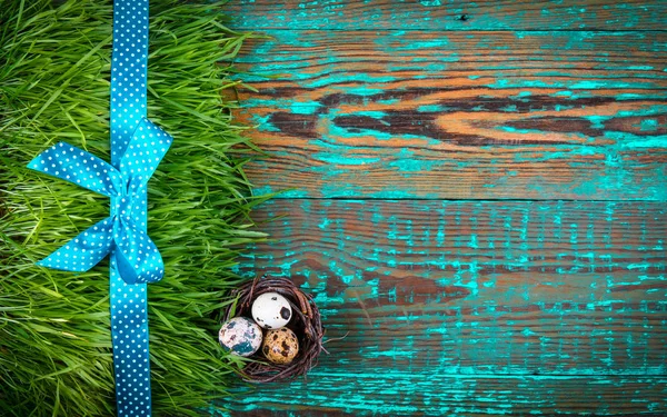 Wielkanocne jaja w gnieździe na rustykalne drewniane deski. Koncepcja Wielkanoc. Leżał z płaskim. — Zdjęcie stockowe