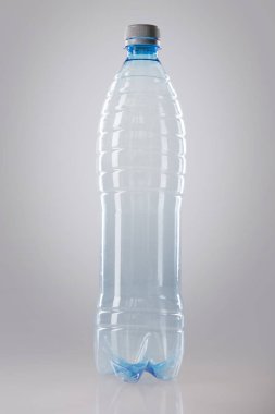 Beyaz arka plan üzerinde izole kap ile boş plastik şişe.