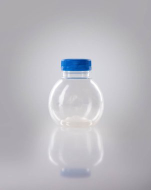 Beyaz arka plan üzerinde izole kap ile boş plastik şişe.