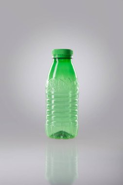 Beyaz arka plan üzerinde izole kap ile boş plastik şişe.