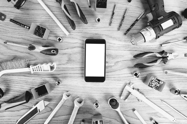 Smartphone und Bauwerkzeuge mit Rohling für Schilder, Draufsicht, flache Verlegung. Werkzeuge Segeln und Arbeiterkonzept. — Stockfoto