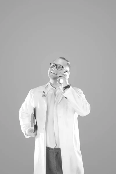 엄지손가락에 고립 된 흰색 배경와 함께 행복 한 남자 의사 — 스톡 사진