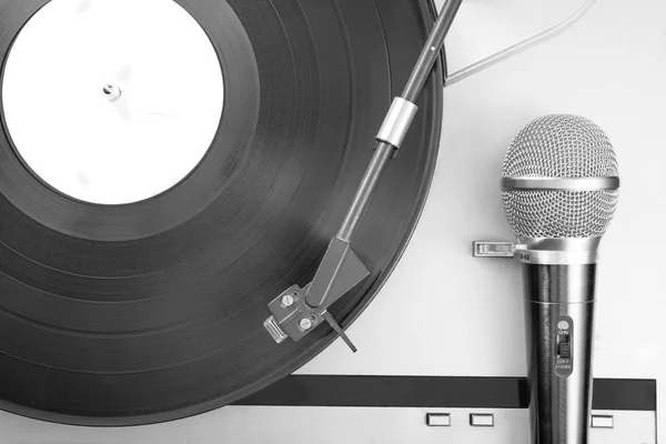 Micrófono y viejo reproductor de vinilo en estilo monocromo. Concepto de audio . — Foto de Stock