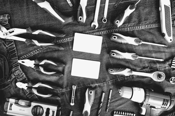 Униформа и строительные инструменты с визитными карточками в фокусе, вид сверху, плоский узор. Концепция парусного спорта и рабочих . — стоковое фото