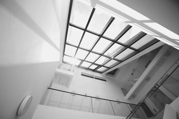 Moderno hall de oficinas y escalera. Concepto Interior Blanco y Negro . — Foto de Stock