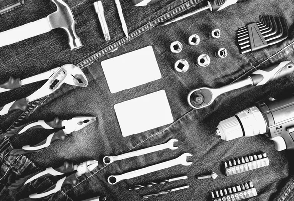 Στολή και την κατασκευή εργαλείων με επαγγελματικές κάρτες σε εστίαση, κάτοψη, επίπεδη lay. Εργαλεία ιστιοπλοΐα και αντίληψη των εργαζομένων. — Φωτογραφία Αρχείου
