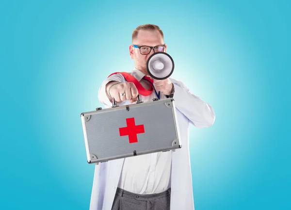 Retrato de joven guapo feliz médico masculino . — Foto de Stock