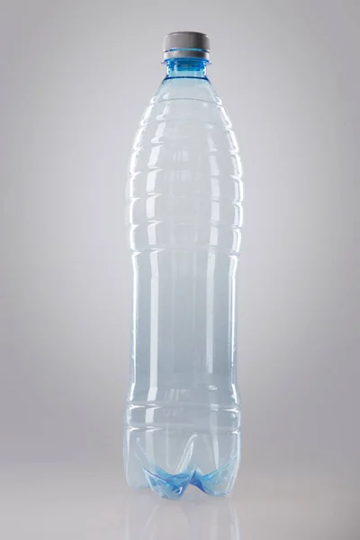 Lege plastic fles met dop geïsoleerd op witte achtergrond. — Stockfoto