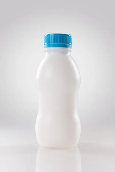 Bílá plastová láhev s víčkem. Soubor obsahuje ořezové cesty. — Stock fotografie