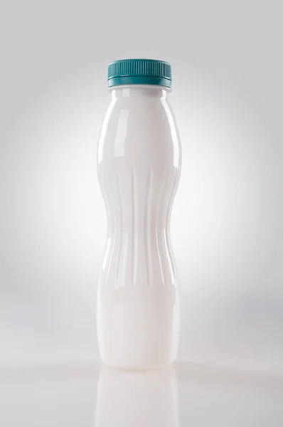Beyaz plastik şişe kapağı ile. Dosyada, kırpma yolları. — Stok fotoğraf