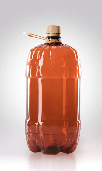 Bottiglia di birra in plastica da 2 litri con gocce — Foto Stock