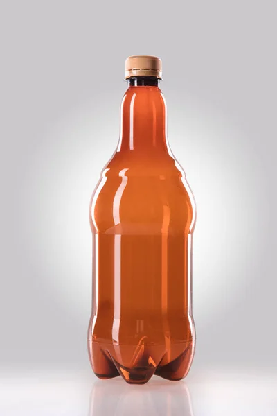 Botella de cerveza de plástico de 2 litros con gotas — Foto de Stock