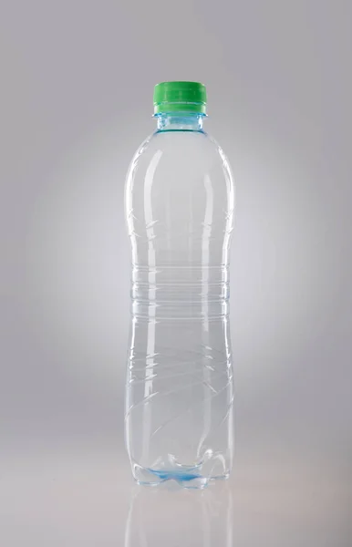 Frasco de plástico vacío con tapa aislada sobre fondo blanco . — Foto de Stock