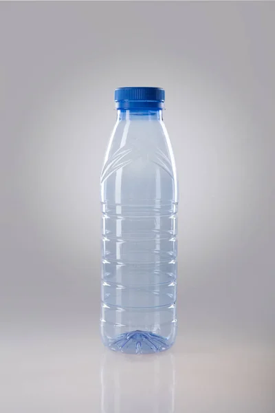 Prázdná plastová láhev s uzávěrem izolovaných na bílém pozadí. — Stock fotografie