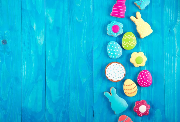 Pasen zelfgebakken peperkoekje boven houten tafel — Stockfoto