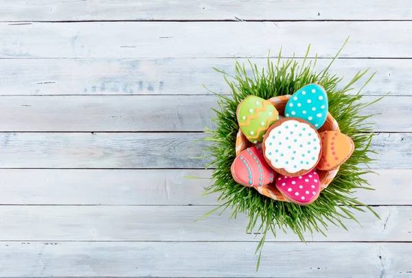 Galleta casera de pan de jengibre de Pascua sobre mesa de madera —  Fotos de Stock