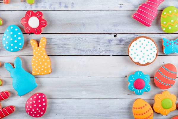 Galleta casera de pan de jengibre de Pascua sobre mesa de madera —  Fotos de Stock