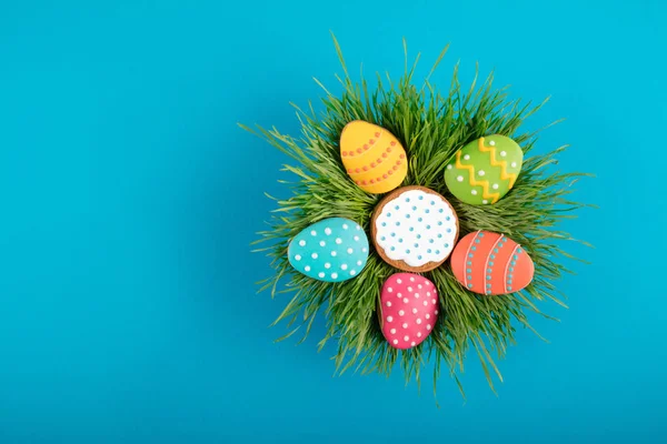 Galleta casera de pan de jengibre de Pascua sobre mesa de madera —  Fotos de Stock