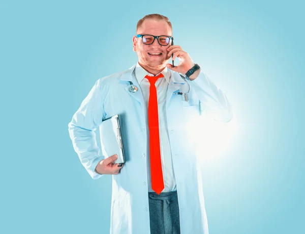 Портрет молодого красивого счастливого врача-мужчины . — стоковое фото