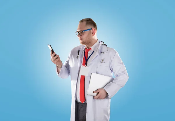 Retrato de jovem bonito médico masculino feliz . — Fotografia de Stock