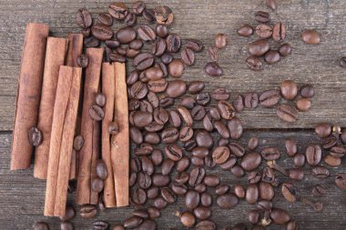 Kavrulmuş kahve çekirdekleri siyah ve baharat tarçın, anason, kakule, karanfil ve kahverengi şeker ile eziyet. Siyah vintage kahve öğütücü ile yanmış kaşık toz ve Kupası ahşap üzerinde arka plan.