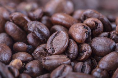 Kavrulmuş kahve çekirdekleri siyah ve baharat tarçın, anason, kakule, karanfil ve kahverengi şeker ile eziyet. Siyah vintage kahve öğütücü ile yanmış kaşık toz ve Kupası ahşap üzerinde arka plan.