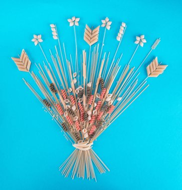 Makarna ve makarna, un. Bileşenleri ürünleri. Masaya yemek pişirmek için yiyecek vardır. Sağlıklı gıda. Blog sosyal medya şablon düzeni mockup kavramı Food yemek konulu yazı.