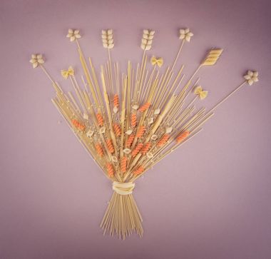 Makarna ve makarna, un. Bileşenleri ürünleri. Masaya yemek pişirmek için yiyecek vardır. Sağlıklı gıda. Blog sosyal medya şablon düzeni mockup kavramı Food yemek konulu yazı.