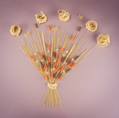 Makarna ve makarna, un. Bileşenleri ürünleri. Masaya yemek pişirmek için yiyecek vardır. Sağlıklı gıda. Blog sosyal medya şablon düzeni mockup kavramı Food yemek konulu yazı.