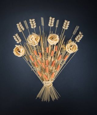 Makarna ve makarna, un. Bileşenleri ürünleri. Masaya yemek pişirmek için yiyecek vardır. Sağlıklı gıda. Blog sosyal medya şablon düzeni mockup kavramı Food yemek konulu yazı.