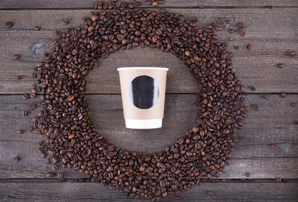 Grains de café torréfiés noirs et moudre avec des épices cannelle, anis, cardamome, clou de girofle et cassonade. Avec moulin à café vintage noir, cuillères et tasse sur fond de bois brûlé . — Photo