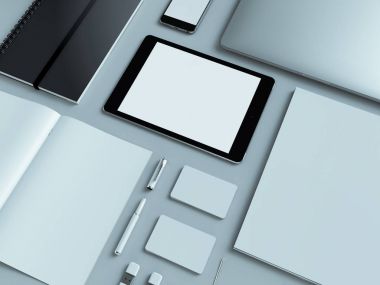 Modern ofis işyeri metalik dizüstü bilgisayar, dijital tablet, cep telefonu, kağıtları, not defteri ve diğerleri ile iş nesneleri ve öğeleri bir masanın üstüne yalan. Beyaz arka plan üzerinde izole.