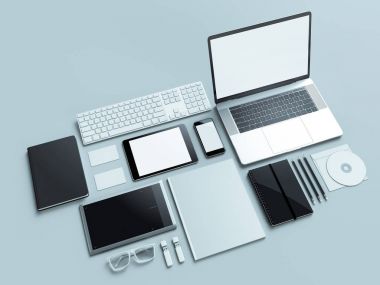 Modern ofis işyeri metalik dizüstü bilgisayar, dijital tablet, cep telefonu, kağıtları, not defteri ve diğerleri ile iş nesneleri ve öğeleri bir masanın üstüne yalan. Beyaz arka plan üzerinde izole.