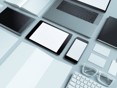 Modern ofis işyeri metalik dizüstü bilgisayar, dijital tablet, cep telefonu, kağıtları, not defteri ve diğerleri ile iş nesneleri ve öğeleri bir masanın üstüne yalan. Beyaz arka plan üzerinde izole.