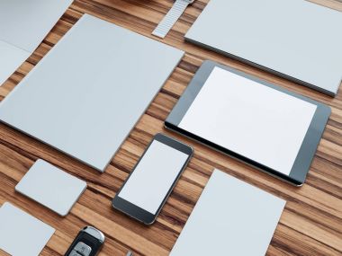 Bilgisayar, dizüstü bilgisayar, dijital tablet, cep telefonu, sanal kulaklık ve gazete ahşap tablo. Bu kavramı.