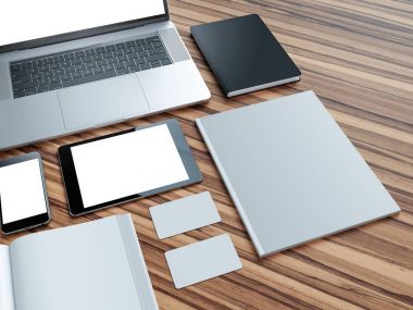 Bilgisayar, dizüstü bilgisayar, dijital tablet, cep telefonu, sanal kulaklık ve gazete ahşap tablo. Bu kavramı.