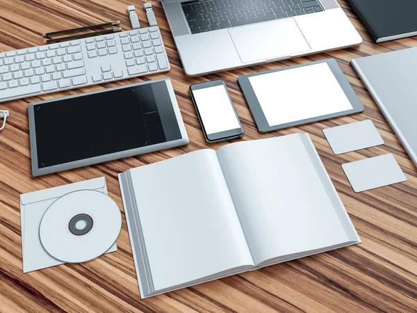 Computer, laptop, digitale tablet, mobiele telefoon, virtuele headset en krant op houten tafel. Het concept. — Stockfoto