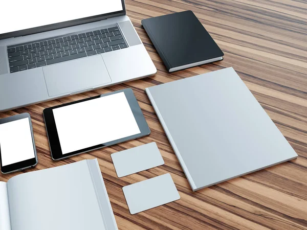 Computer, laptop, tablet digitale, cellulare, auricolare virtuale e giornale su tavolo di legno. Concetto IT . — Foto Stock