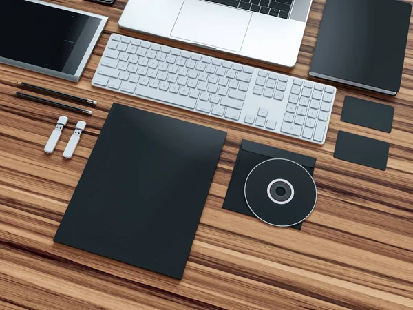 Komputer, laptop, tablet digital, ponsel, headset virtual dan surat kabar di atas meja kayu. Konsep IT . — Stok Foto