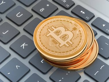 Bitcoins üzerinde altın laptop. Kripto Döviz Ticaret kavramı