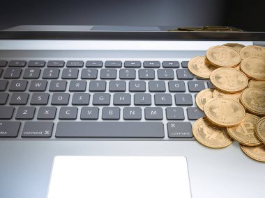 Bitcoins üzerinde altın laptop. 3D render. Kripto Döviz Ticaret kavramı