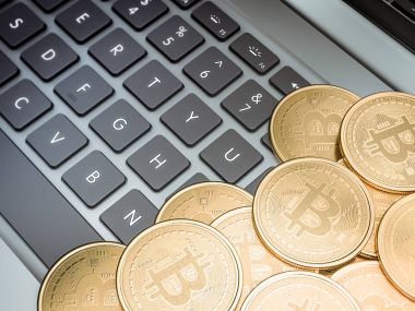 Bitcoins üzerinde altın laptop. 3D render. Kripto Döviz Ticaret kavramı