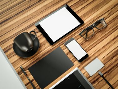 Bilgisayar, dizüstü bilgisayar, dijital tablet, cep telefonu, sanal kulaklık ve gazete ahşap tablo. Bu kavramı.
