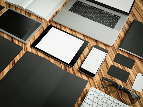 Počítač, notebook, digitální tablet, mobilní telefon, virtuální sluchátka a noviny na dřevěný stůl. Je koncept. — Stock fotografie