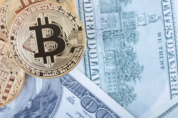 Gouden Bitcoin munt op ons dollars close-up — Stockfoto