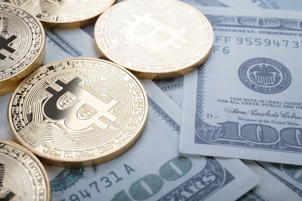 Bitcoin d'oro su di noi dollari da vicino — Foto Stock