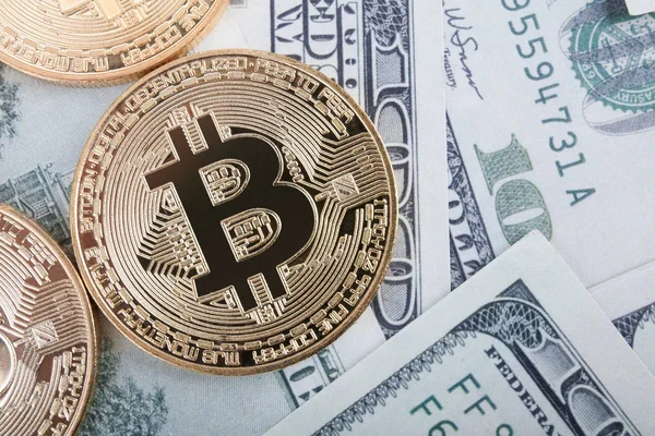 Moeda bitcoin dourada em nós dólares de perto — Fotografia de Stock